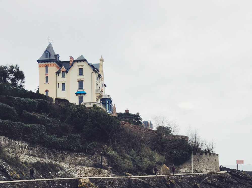 Villa de bord de mer sur une falaise, style Belle Époque